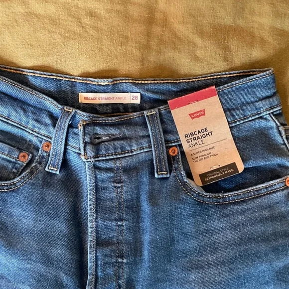 Levi's Ribcage straight ankle Fit women’s Denim Jeans - Picture 2 of 8